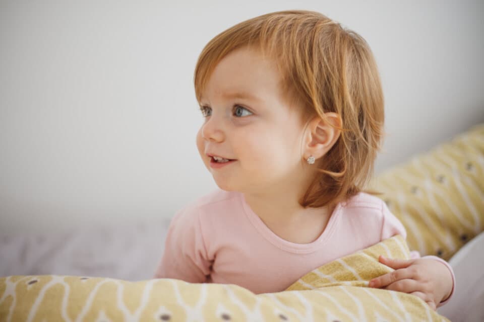 Uma menina pequena a sorrir
